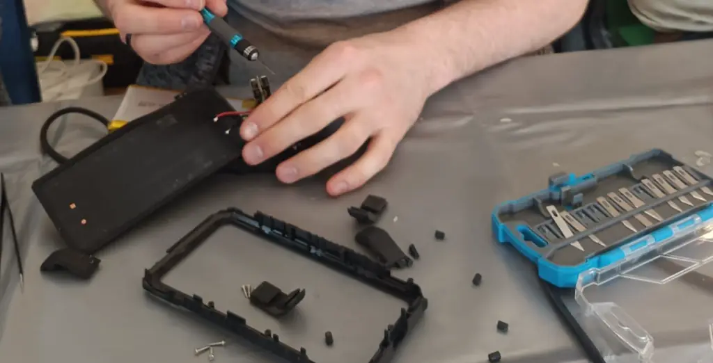 Reparierer des Repair Cafés Emden bei einer Reparatur
