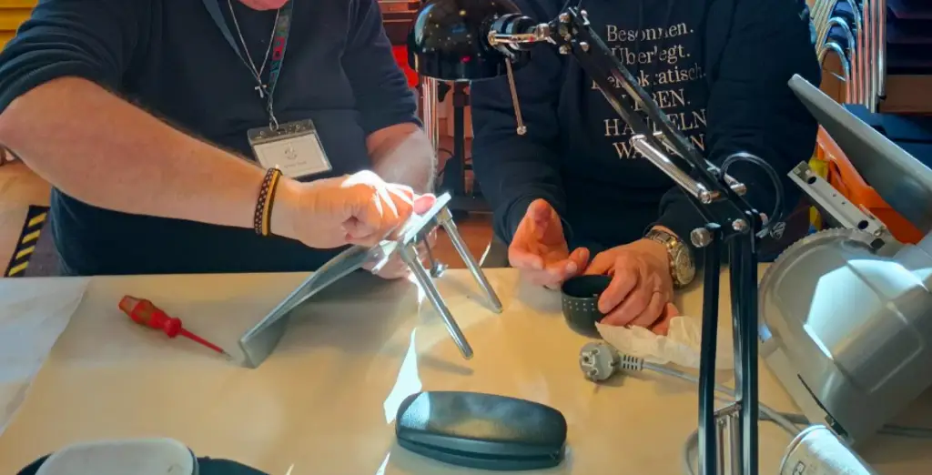 Reparierer des Repair Cafés Emden bei einer Reparatur