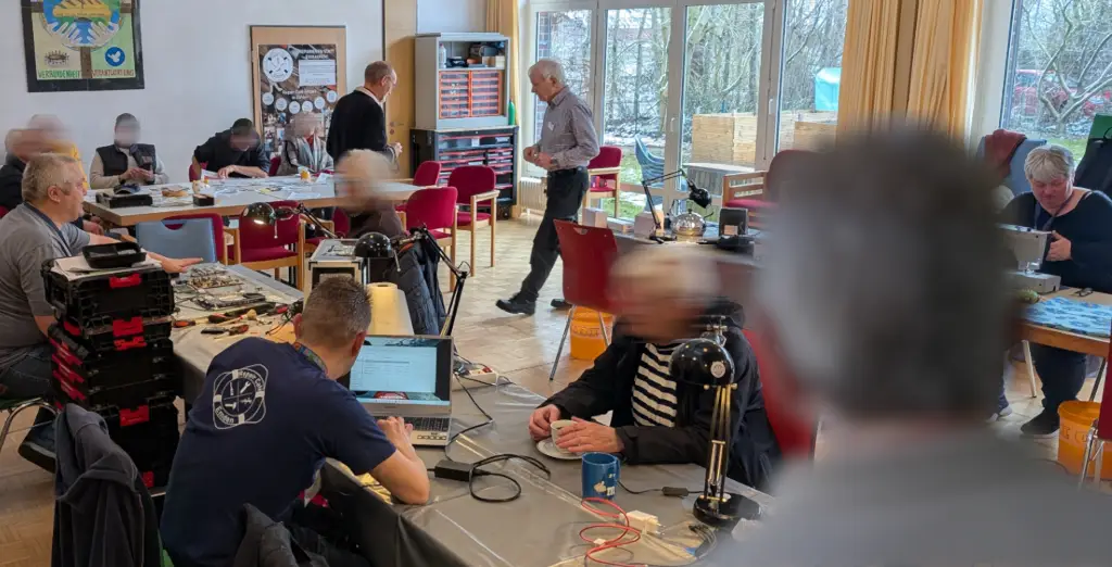 Ein Blick in das geschäftige Treiben des Repair Cafés Emden